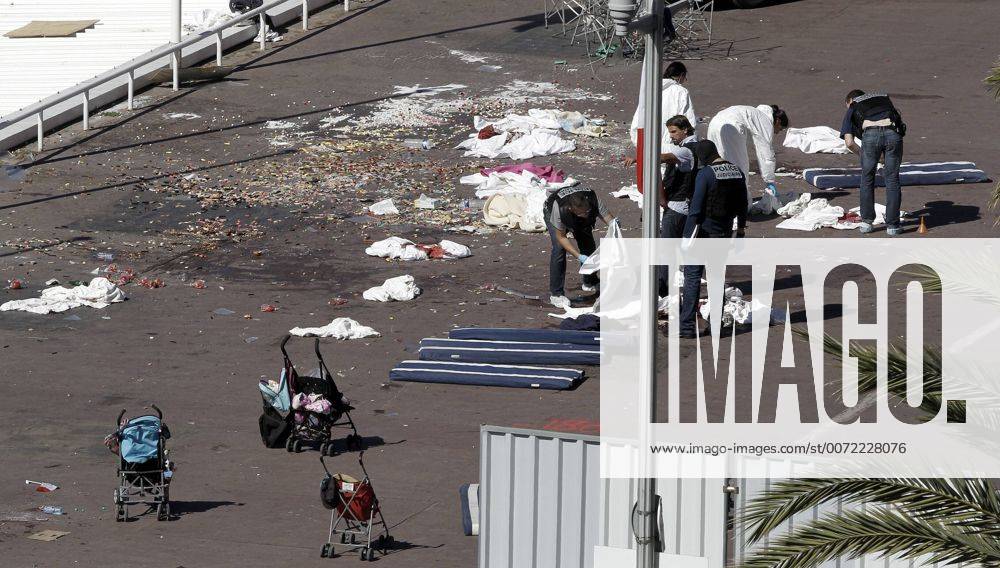 Anschlag in Nizza - Spurensicherung Policemen inspect the scene where a truck crashed late 14 July 2016 into the crowd during the Bastille Day celebrations in Nice, France, 15 July 2016. According to reports, at least 84 people died and many were wounded after a truck drove into the crowd on the famous Promenade des Anglais during celebrations of Bastille Day. The attacker, a 31-year old French-Tuninsian man, was shot to dead by the French police. Anti-terrorism police took over the investigation in the incident, media added. At least 84 people die in a truck attack in Nice !ACHTUNG: NUR REDAKTIONELLE NUTZUNG! GRA044 20160715-636041780742905240