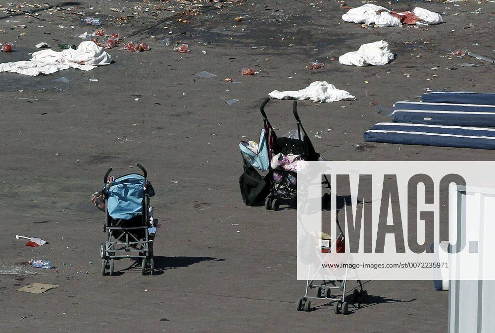 Anschlag in Nizza View of some baby carriage next to sheets that have been use to cover the bodies are seen the Promenade des Anglais where the truck crashed into the crowd during the Bastille Day celebrations, in Nice, France, 15 July 2016. According to reports, at least 84 people died and many were wounded after a truck drove into the crowd on the famous Promenade des Anglais during celebrations of Bastille Day in Nice, late 14 July. Anti-terrorism police took over the investigation in the incident, media added. Flowers and message to pay a tribute to victims !ACHTUNG: NUR REDAKTIONELLE NUTZUNG! 20160715-636042049796706296