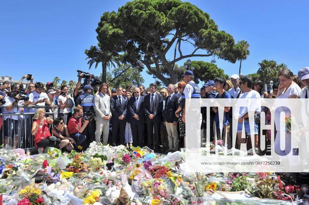 Anschlag in Nizza - Trauer an der Promenade des Anglais Nizza - Gedenken an die Opfer des Terroranschlag Attentat - Schweigeminute - christian estrosi - philippe pradal (Bürgermeister Nizza) - jose cobos (charge des sports) - 16 07 2016 NorbertScanella Panoramic