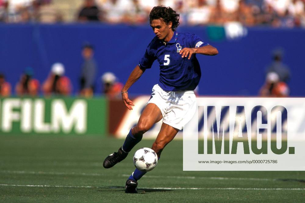 Paolo Maldini (Italien) am Ball Fußball WM Herren Weltmeisterschaft 1994, Länderspiel, Gruppenspiel, Gruppe E, Nationalmannschaft, Nationalteam Einzelbild New York New Jersey Dynamik,