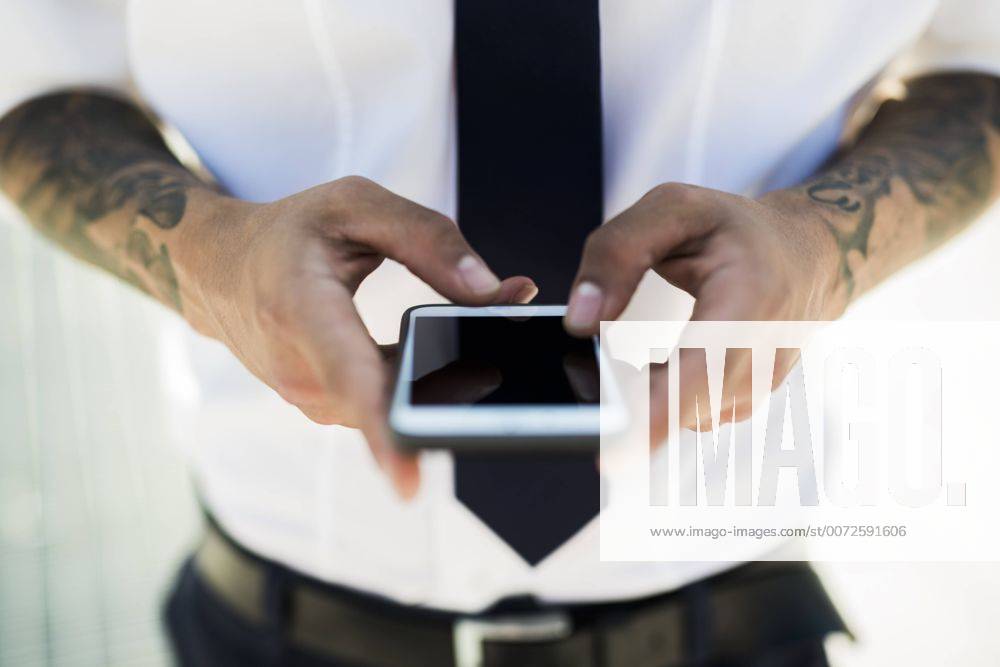 Youniverse - Urban Lifestyle Man s hands text messaging, close-up model released Symbolfoto GIOF001254