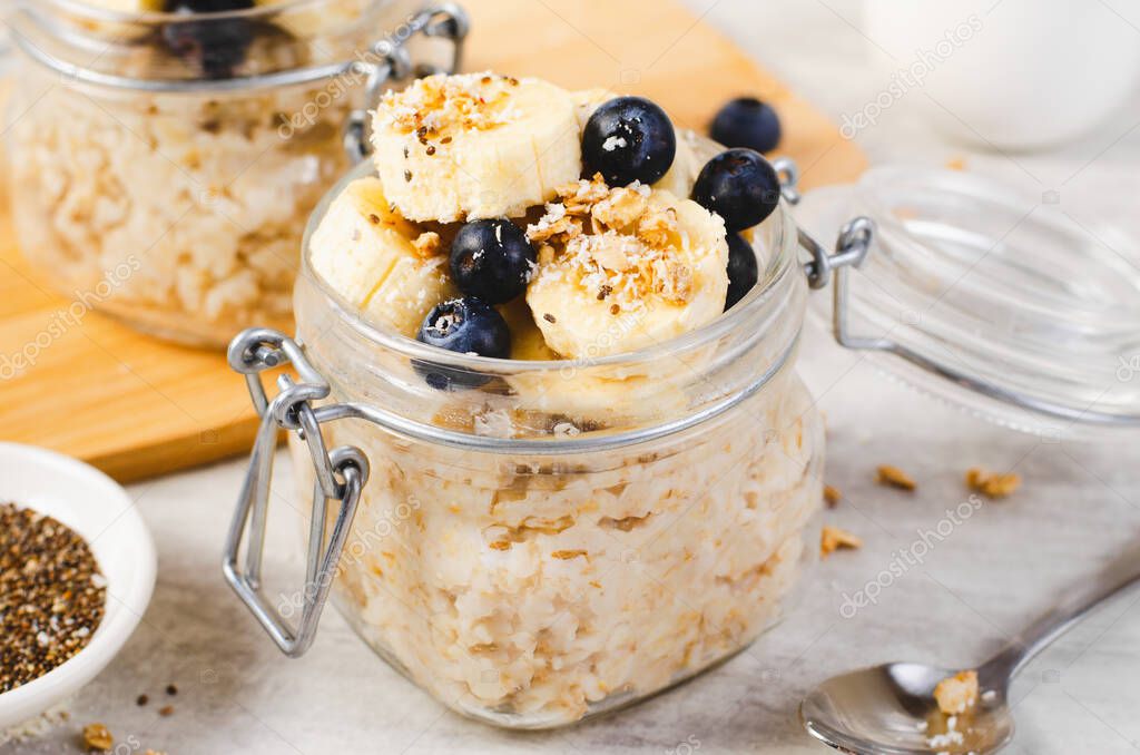 IMAGO Creative, Food, High Protein Frühstück Overnight Oats, Oatmeal with Banana, Fresh Blueberry and Chia, Healthy Breakfast or Snack