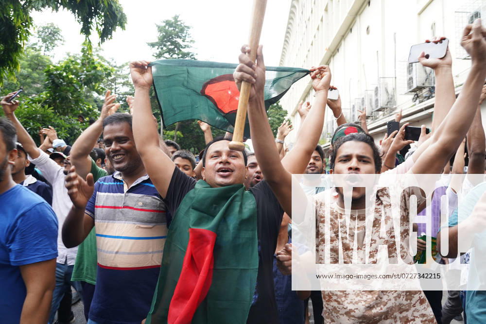 Bangladesch, Proteste in Dhaka August 5, 2024, Dhaka, Dhaka, Bangladesh: August 05 2024 after the intense protests by students and the public, centered around the Long March to Gonobhaban and the quota movement, Prime Minister Sheikh Hasina s cabinet was dissolved, and she resigned and left the country. Following this, the general students and public took control of various important structures in Dhaka, including Gonobhaban, the Parliament House, and the Prime Minister s Office, among several other establishments. Dhaka Bangladesh - ZUMAk185 20240805_zip_k185_005