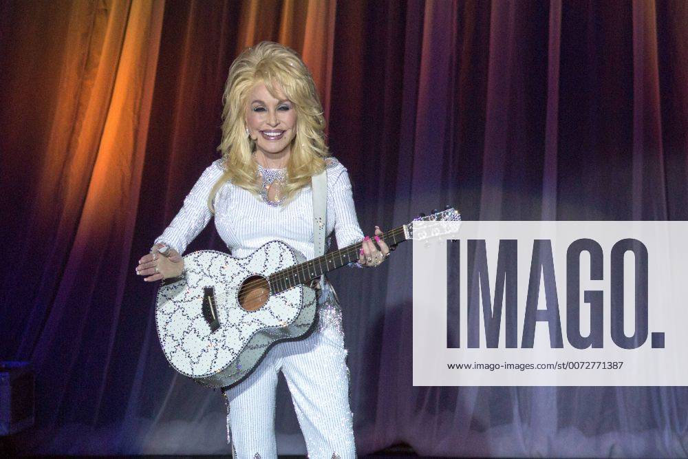 Highland Park, Illinois, U.S - Country musician DOLLY PARTON performs live at Ravinia Festival in Highland Park, Illinois Highland Park U.S. - ZUMAs135