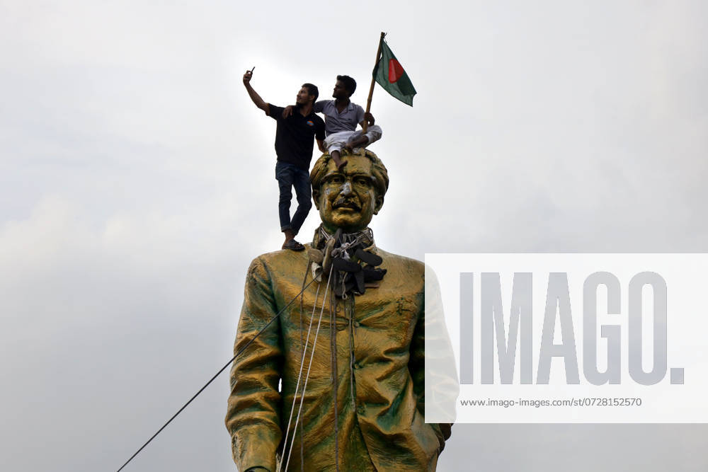 Bangladesch, Proteste in Dhaka August 5, 2024, Dhaka, Dhaka, Bangladesh: As a result of the huge mass movement in Bangladesh, people are trying to destroy the statue of Sheikh Hasina s father, Sheikh Mujiban Rahman, which was installed at Vijay Swarani in Dhaka after the dictator fled. Dhaka Bangladesh - ZUMAk174 20240805_zip_k174_019