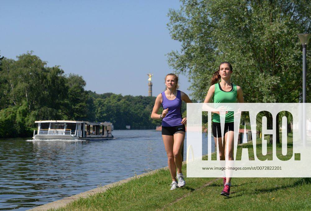 Maedchen, Sport, Joggen, Spreeufer, Berlin, Deutschland Maedchen Sport Joggen Spreeufer Berlin Deutschland