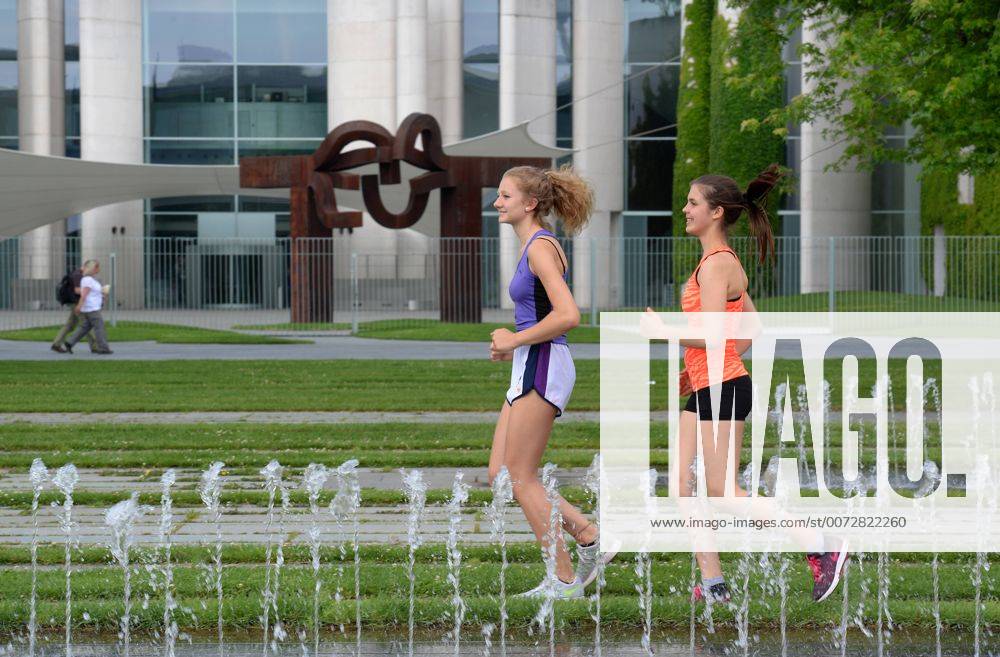 Maedchen, Joggen, Bundeskanzleramt, Tiergarten, Berlin, Deutschland Maedchen Joggen Bundeskanzleramt Berlin Deutschland