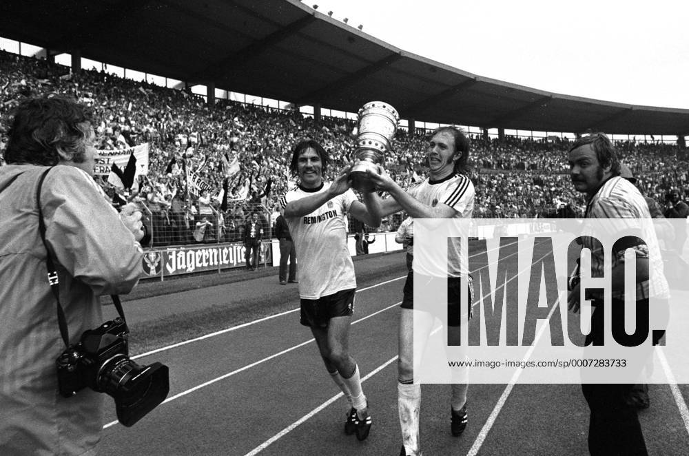 Bernd Lorenz (li.) und Gert Trinklein mit dem Pokal - Eintracht Frankfurt ist DFB Pokalsieger 1974 1975. DFB Pokal Endspiel Saison 1974 1975 Eintracht Frankfurt gegen MSV Duisburg 1:0 am 21.06.1975 im Niedersachsenstadion in Hannover. o0 Pokalspiel, Pokalfinale, Pokalsieger, Feier, Pokal, Trophäe, Objekte, Jubel, Freude