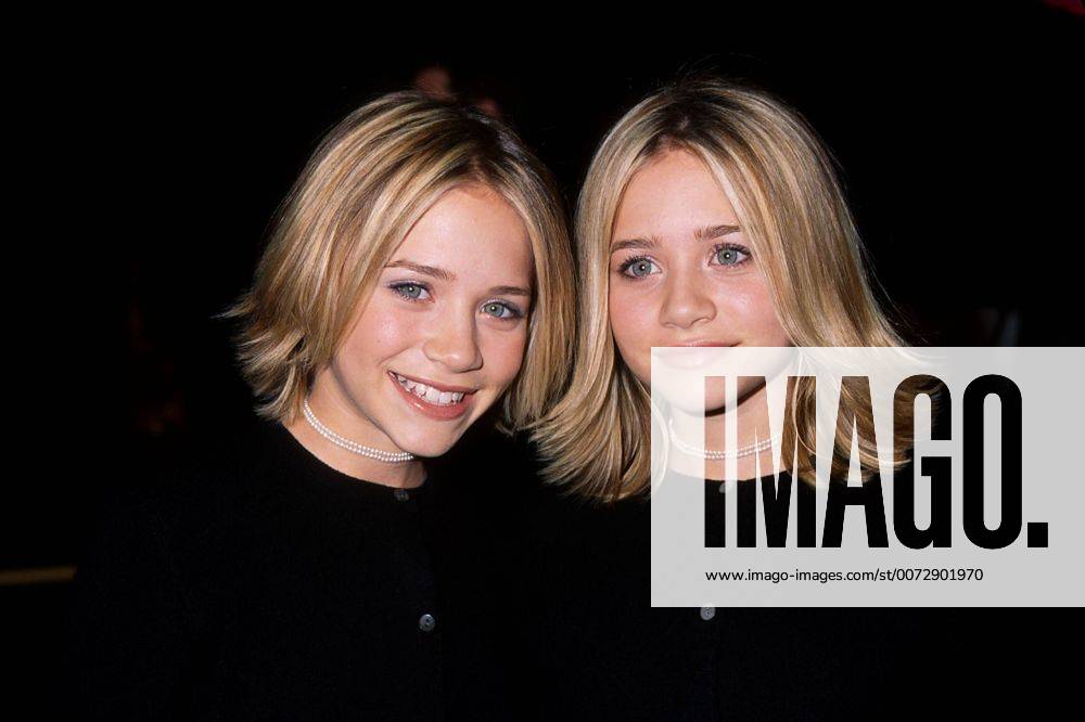 MARY KATE OLSEN AND ASHLEY OLSEN . ANNA & THE KING PREMIERE AT MANN S CHINESE THEATER 12-15-1999. I5468BK. - ZUMAg49_