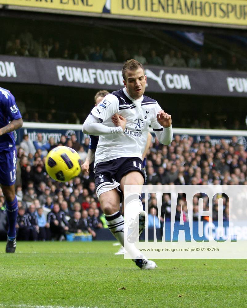 Tottenhams Rafael Van Der Vaart scoring from the penalty spot, Tottenham Hotspur (white) - Bolton Wanderers (blue) in London .