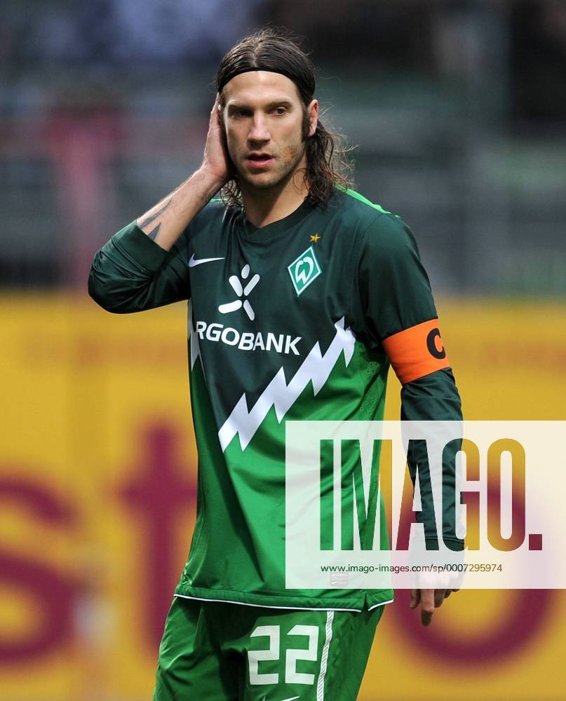 1. Fussball Bundesliga Saison 2010 2011 21. Spieltag 05.02.2011 1 FSV Mainz 05 - SV Werder Bremen --- Torsten Frings (SV Werder Bremen) o0 Nachdenklichkeit
