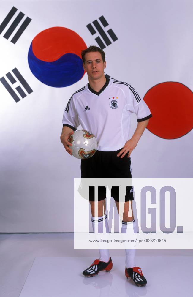 Lars Ricken (Deutschland) - Vorfreude auf die Weltmeisterschaft 2002 in Japan und Südkorea Fußball Herren Shooting 2002, Fotoshooting, Fototermin, Nationalmannschaft, Nationalteam, Nationaltrikot Einzelbild München