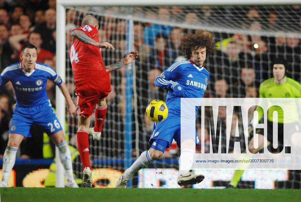 Football - Premier League - Chelsea FC London vs. Liverpool FC 06 02 2011 New boy David Luiz (Chelsea FC London, R) blocks a shot from Martin Skretel (Liv) -