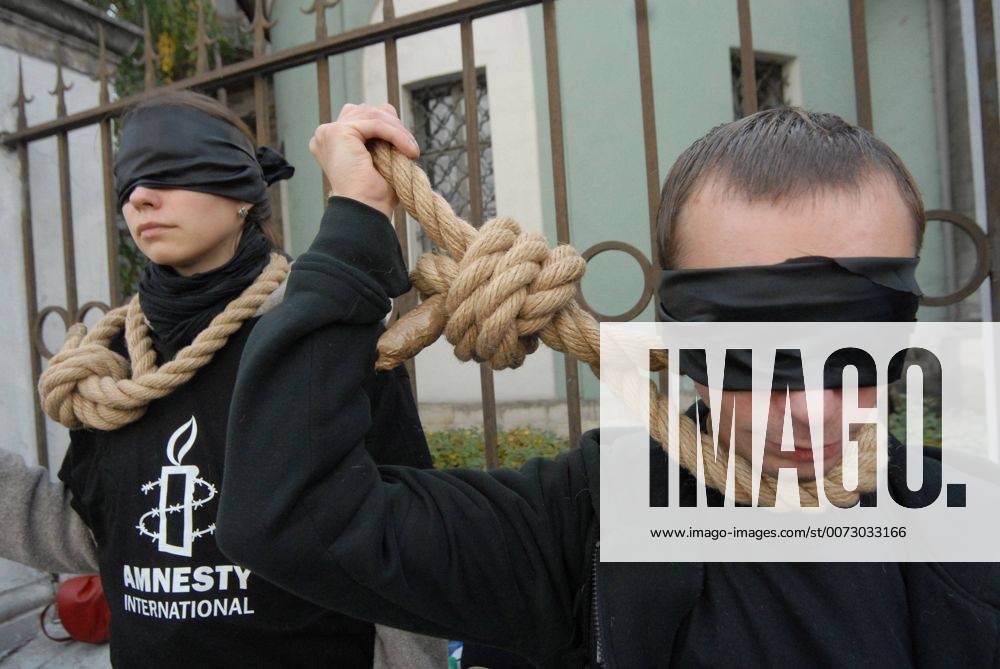 Oct 08, 2009 - Moscow, Russia - Amnesty International activists protest death penalty in Belarus : No Death Penalty in Belarus ; Save the Right for Life. - ZUMAx01_