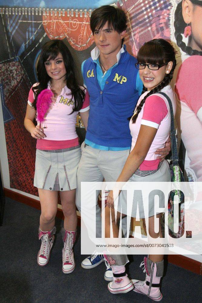 Oct 12, 2009 - Mexico City, Mexico - VIOLETA ISFEL, ELEAZAR GOMEZ and DANNA PAOLA during the presentation of the second Album with the music of the soap opera Dare to Dream . Violeta Isfel, Eleazar Gomez y Danna Paola durante la presentacion del segundo disco con la musica de la telenovela Atrevete a Sonar . - ZUMAu78_