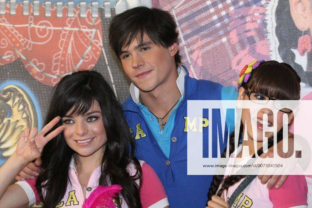 Oct 12, 2009 - Mexico City, Mexico - VIOLETA ISFEL, ELEAZAR GOMEZ and DANNA PAOLA during the presentation of the second Album with the music of the soap opera Dare to Dream . Violeta Isfel, Eleazar Gomez y Danna Paola durante la presentacion del segundo disco con la musica de la telenovela Atrevete a Sonar . - ZUMAu78_