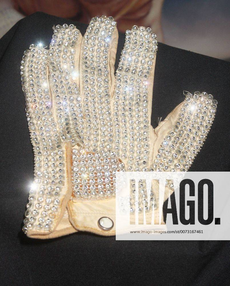 Nov 17, 2009 - New York, New York, USA - A view of MICHAEL JACKSON S GLOVE from his 1983 performance of Billie Jean at the Motown 25 television special where he performed the Moonwalk for the first time, offered during the Music Icons Auction which will be held on November 21 at the Hard Rock Cafe by Julien s Auctions. - ZUMAk03_