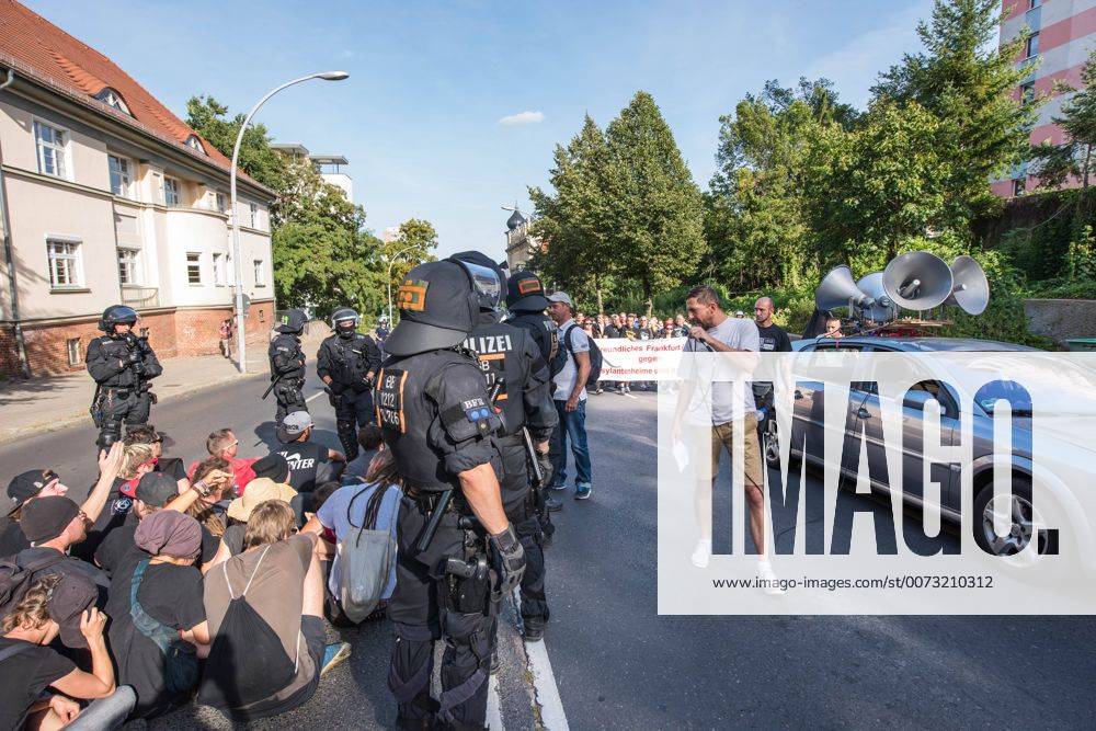 Frankfurt a.d. Oder Protest gegen Nazidemonstration Nazidemonstration in Frankfurt an der Oder. Ca. 120 Nazis aus Berlin und Brandenburg zogen am Samstag den 3. September 2016 mit einer Demonstration durch Frankfurt an der Oder. Angekuendigt war der Aufmarsch als grenzuebergreifende Demonstration von deutschen und polnischen Nazis gegen Islam und Fluechtlinge, es nahmen jedoch nur zwei Personen aus Polen teil. In Redebeitraegen und Parolen wurde gegen die Kriminalitaet aus Osteuropa gehetzt und behauptet es faende eine gewollte Uberfremdung der deutschen Heimat durch Fluechtlinge statt. Angefuehrt wurde die Demonstration von der Oderbruecke zum Bahnhof von der rechtsextremen Kleinstpartei Der 3. Weg . Des Weiteren nahmen Mitglieder von unabhaengigen Buergerinitiativen gegen Fluechtlinge, der NPD, sog. Freien Kameradschaften und Mitgliedern der rechtsextremen Gruppe Die Identita