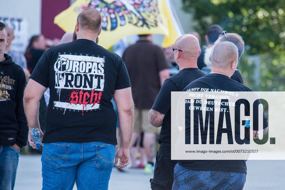 Frankfurt a.d. Oder Protest gegen Nazidemonstration Nazidemonstration in Frankfurt an der Oder. Ca. 120 Nazis aus Berlin und Brandenburg zogen am Samstag den 3. September 2016 mit einer Demonstration durch Frankfurt an der Oder. Angekuendigt war der Aufmarsch als grenzuebergreifende Demonstration von deutschen und polnischen Nazis gegen Islam und Fluechtlinge, es nahmen jedoch nur zwei Personen aus Polen teil. In Redebeitraegen und Parolen wurde gegen die Kriminalitaet aus Osteuropa gehetzt und behauptet es faende eine gewollte Uberfremdung der deutschen Heimat durch Fluechtlinge statt. Angefuehrt wurde die Demonstration von der Oderbruecke zum Bahnhof von der rechtsextremen Kleinstpartei Der 3. Weg . Des Weiteren nahmen Mitglieder von unabhaengigen Buergerinitiativen gegen Fluechtlinge, der NPD, sog. Freien Kameradschaften und Mitgliedern der rechtsextremen Gruppe Die Identita