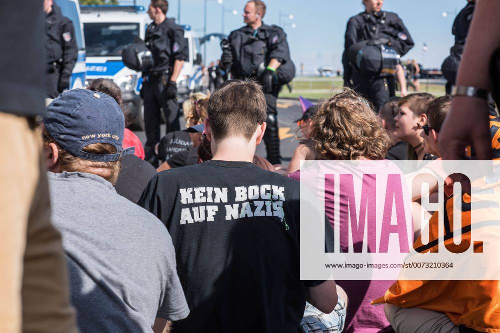 Frankfurt a.d. Oder Protest gegen Nazidemonstration Protest gegen Nazidemonstration in Frankfurt an der Oder. Mehrere hundert Menschen protestierten am Samstag den 3. September 2016 in Frankfurt an der Oder gegen eine Demonstration von ca. 150 Nazis aus Berlin und Brandenburg. Einige Personen versuchten mit Sitzblockaden die Demonstration zu verhindern, die Polizei fuehrte die Nazis jedoch an den Blockierern vorbei. Vereinzelt wurden Personen, die versuchten die Demonstrationsroute zu blockieren, von der Polizei mit Tritten und Schlagstockeinsatz von der Strasse vertrieben. 3.9.2016, Frankfurt an der Oder