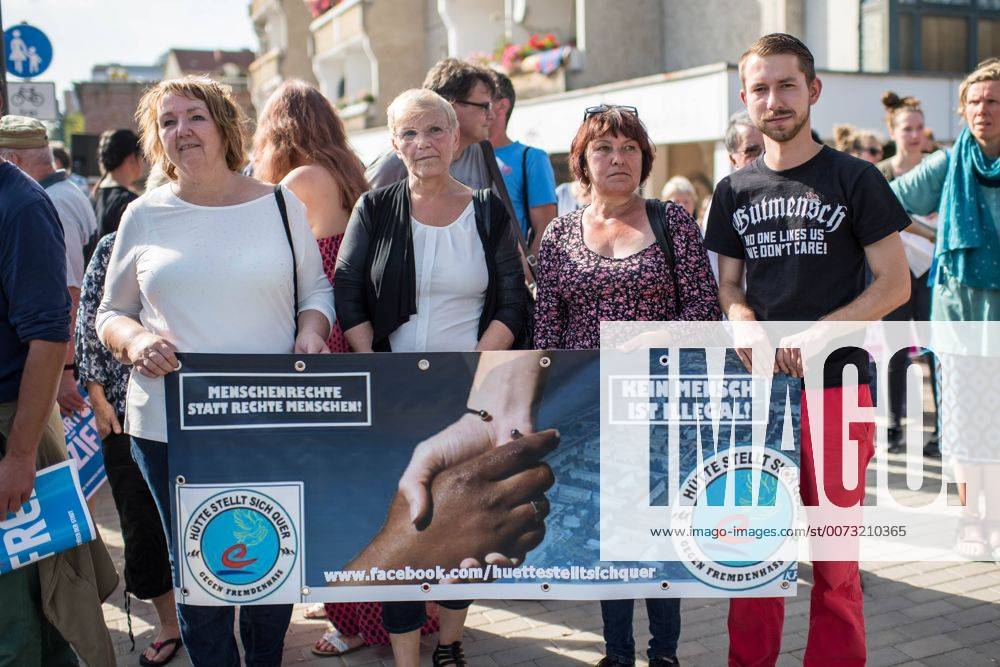 Frankfurt a.d. Oder Protest gegen Nazidemonstration Protest gegen Nazidemonstration in Frankfurt an der Oder. Mehrere hundert Menschen protestierten am Samstag den 3. September 2016 in Frankfurt an der Oder gegen eine Demonstration von ca. 150 Nazis aus Berlin und Brandenburg. Einige Personen versuchten mit Sitzblockaden die Demonstration zu verhindern, die Polizei fuehrte die Nazis jedoch an den Blockierern vorbei. Vereinzelt wurden Personen, die versuchten die Demonstrationsroute zu blockieren, von der Polizei mit Tritten und Schlagstockeinsatz von der Strasse vertrieben. 3.9.2016, Frankfurt an der Oder