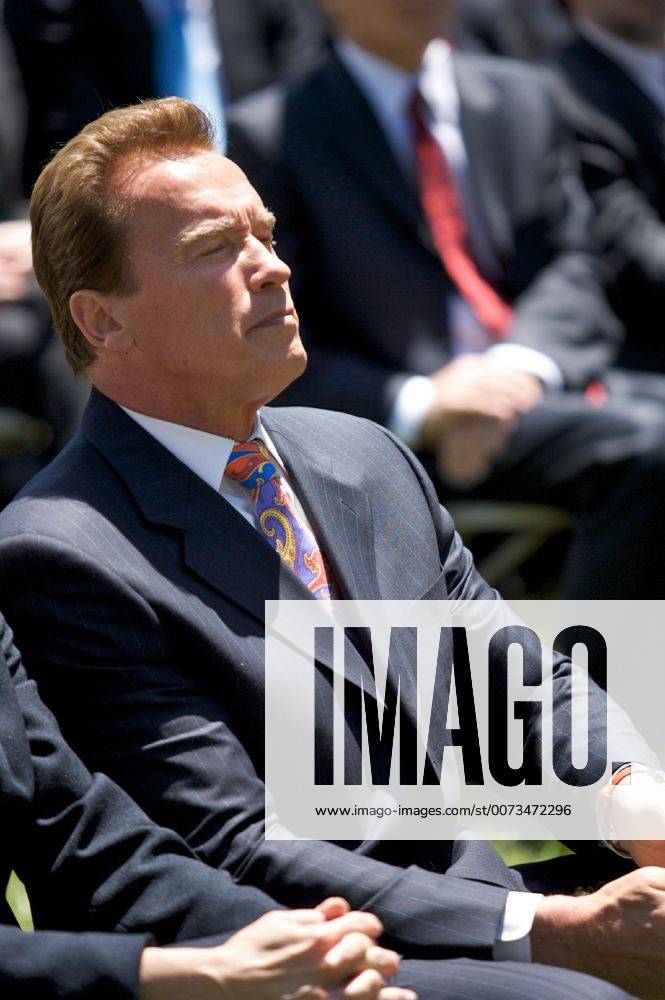 Washington, District of Columbia, USA - California Governor ARNOLD SCHWARZENEGGER watches as President Obama delivers an announcement on National Fuel Efficiency Policy with the Heads of all the automakers in attendance and other guests in the Rose Garden at The White House in Washington D.C. - ZUMAse4_