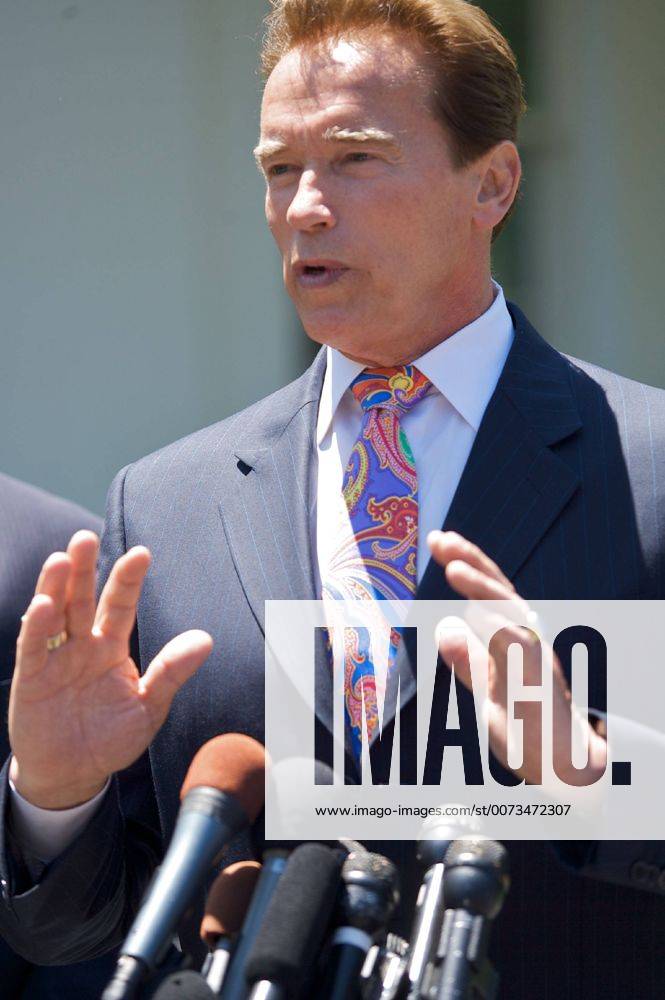 Washington, District of Columbia, USA - California Governor ARNOLD SCHWARZENEGGER interviews with the press outside the White House after President Obama delivers an announcement on National Fuel Efficiency Policy with the Heads of all the automakers in attendance and other guests in the Rose Garden at The White House in Washington D.C. - ZUMAse4_
