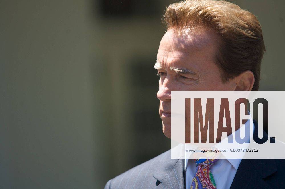 Washington, District of Columbia, USA - California Governor ARNOLD SCHWARZENEGGER interviews with the press outside the White House after President Obama delivers an announcement on National Fuel Efficiency Policy with the Heads of all the automakers in attendance and other guests in the Rose Garden at The White House in Washington D.C. - ZUMAse4_