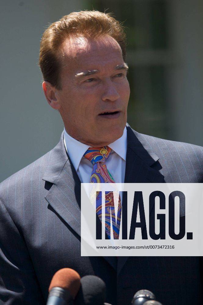 Washington, District of Columbia, USA - California Governor ARNOLD SCHWARZENEGGER interviews with the press outside the White House after President Obama delivers an announcement on National Fuel Efficiency Policy with the Heads of all the automakers in attendance and other guests in the Rose Garden at The White House in Washington D.C. - ZUMAse4_