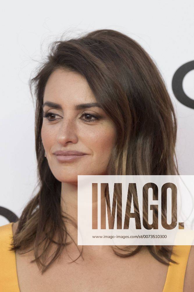 Madrid, Madrid, Spain - Penelope Cruz attends the Uno entre cien mil documentary photocall at Callao Cinemas in Madrid on sept 19, 2016 Madrid Spain - ZUMAn230