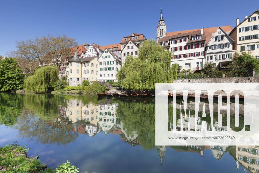 Deutschland - Flüsse, Neckar Tübinger Altstadt mit Hölderlinturm und Stiftskirche spiegelt sich im Neckar, Tübingen, Baden-Württemberg, Deutschland, Europa