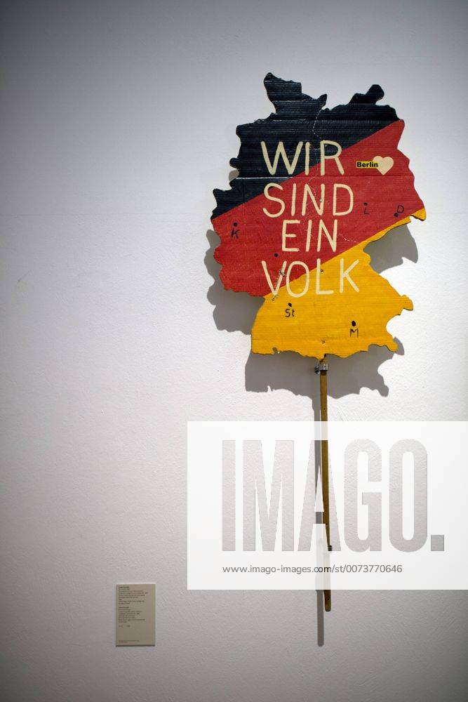 The British View Germany - Memories of a Nation, Exhibition Gropius-Bau DEU, Deutschland, Germany, Berlin, 07.10.2016 Schild Wir Sind Das Volk von Eckart Conradt, ein Transparent fuer die Demonstration im Berliner Lustgarten am 09. Dezember 1989, in der Ausstellung Der Britische Blick Deutschland - Erinnerungen einer Nation, The British View German - Memories of a Nation, im Martin-Gropius-Bau in Berlin. Die Ausstellung eroeffnet am 08. Oktober und geht bis 09. Januar und praesentiert ca 200 Objekte welche einen Bezug zu den letzten 600 Jahre Geschichte in Deutschland haben. Sie zeigt Spuren deutscher Identitaet aus britischer Perspektive. Poster We are one People by Eckart Conradt for a protest march in Berlin s Lustgartem on December 9th 1989 in Berlin, on display during his exhibition Der Britische Blick Deutschland - Erinnerungen einer Nation, The British View German - Memories of a