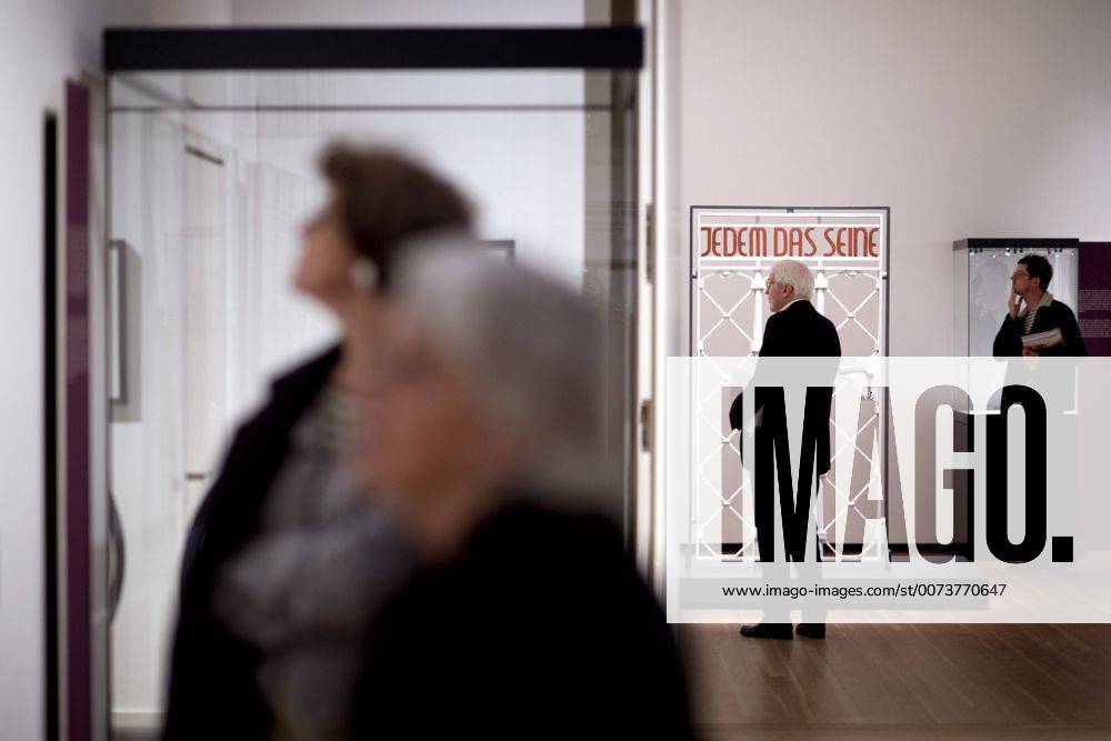 The British View Germany - Memories of a Nation, Exhibition Gropius-Bau DEU, Deutschland, Germany, Berlin, 07.10.2016 Besucher betrachtet das Lagertor des Konzentrationslager KZ Buchenwald mit der Inschrift Jedem das Seine in der Ausstellung Der Britische Blick Deutschland - Erinnerungen einer Nation, The British View German - Memories of a Nation, im Martin-Gropius-Bau in Berlin. Die Ausstellung eroeffnet am 08. Oktober und geht bis 09. Januar und praesentiert ca 200 Objekte welche einen Bezug zu den letzten 600 Jahre Geschichte in Deutschland haben. Sie zeigt Spuren deutscher Identitaet aus britischer Perspektive. Visitor next to a gate from the former Buchenwald concentration camp with the words Jedem das Seine, To Each What He Deserves, on display during his exhibition Der Britische Blick Deutschland - Erinnerungen einer Nation, The British View German - Memories of a Nation, at the