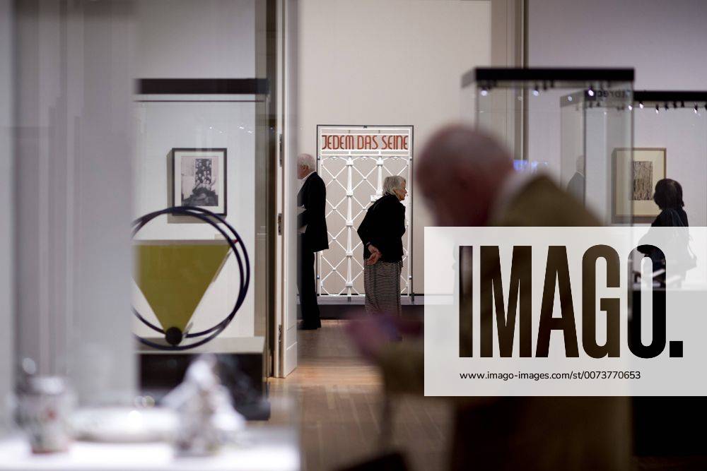 The British View Germany - Memories of a Nation, Exhibition Gropius-Bau DEU, Deutschland, Germany, Berlin, 07.10.2016 Besucher betrachtet das Lagertor des Konzentrationslager KZ Buchenwald mit der Inschrift Jedem das Seine in der Ausstellung Der Britische Blick Deutschland - Erinnerungen einer Nation, The British View German - Memories of a Nation, im Martin-Gropius-Bau in Berlin. Die Ausstellung eroeffnet am 08. Oktober und geht bis 09. Januar und praesentiert ca 200 Objekte welche einen Bezug zu den letzten 600 Jahre Geschichte in Deutschland haben. Sie zeigt Spuren deutscher Identitaet aus britischer Perspektive. Visitor next to a gate from the former Buchenwald concentration camp with the words Jedem das Seine, To Each What He Deserves, on display during his exhibition Der Britische Blick Deutschland - Erinnerungen einer Nation, The British View German - Memories of a Nation, at the
