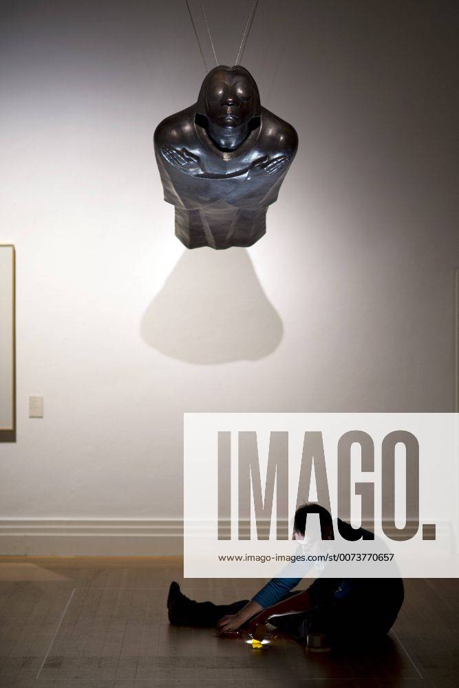 The British View Germany - Memories of a Nation, Exhibition Gropius-Bau DEU, Deutschland, Germany, Berlin, 07.10.2016 Besucher neben der Skulptur Engel von Ernst Barlach in der Ausstellung Der Britische Blick Deutschland - Erinnerungen einer Nation, The British View German - Memories of a Nation, im Martin-Gropius-Bau in Berlin. Die Ausstellung eroeffnet am 08. Oktober und geht bis 09. Januar und praesentiert ca 200 Objekte welche einen Bezug zu den letzten 600 Jahre Geschichte in Deutschland haben. Sie zeigt Spuren deutscher Identitaet aus britischer Perspektive. Visitor next to the sculpture angel by Ernst Barlach on display during his exhibition Der Britische Blick Deutschland - Erinnerungen einer Nation, The British View German - Memories of a Nation, at the Martin Gropius Bau in Berlin, Germany. The exhibition opens to the public from October 8, 2016 to January 9, 2017 and presents