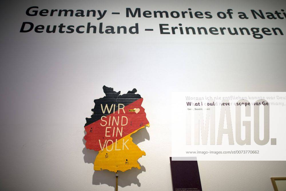 The British View Germany - Memories of a Nation, Exhibition Gropius-Bau DEU, Deutschland, Germany, Berlin, 07.10.2016 Schild Wir Sind Das Volk von Eckart Conradt, ein Transparent fuer die Demonstration im Berliner Lustgarten am 09. Dezember 1989, in der Ausstellung Der Britische Blick Deutschland - Erinnerungen einer Nation, The British View German - Memories of a Nation, im Martin-Gropius-Bau in Berlin. Die Ausstellung eroeffnet am 08. Oktober und geht bis 09. Januar und praesentiert ca 200 Objekte welche einen Bezug zu den letzten 600 Jahre Geschichte in Deutschland haben. Sie zeigt Spuren deutscher Identitaet aus britischer Perspektive. Poster We are one People by Eckart Conradt for a protest march in Berlin s Lustgartem on December 9th 1989 in Berlin, on display during his exhibition Der Britische Blick Deutschland - Erinnerungen einer Nation, The British View German - Memories of a