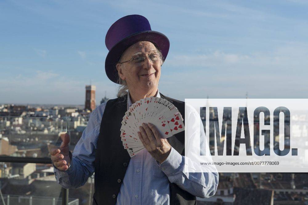 Photocall Magier Juan Tamariz in Madrid October 7, 2016 - Madrid, Madrid, Spain - Juan Tamariz presents his new magic show at the Terrace of the Hotel Vincci Capitol Madrid, Spain, on October 7, 2016. Madrid Spain - ZUMAn230