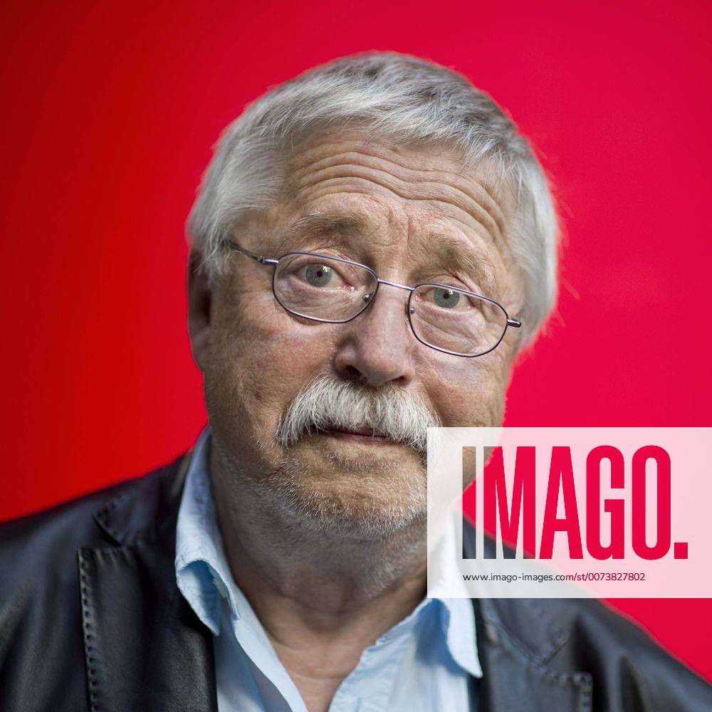 Wolf Biermann stellt Biographie vor DEU, Deutschland, Germany, Berlin, 29.08.2014 Wolf Biermann, Schriftsteller und Liedermacher. Portrait vor der Diskussion Das Versprechen der Freiheit, Die staendige Vertretung der Bundesrepublik in der DDR, in Berlin. Wolf Biermann, song writer, in Berlin.
