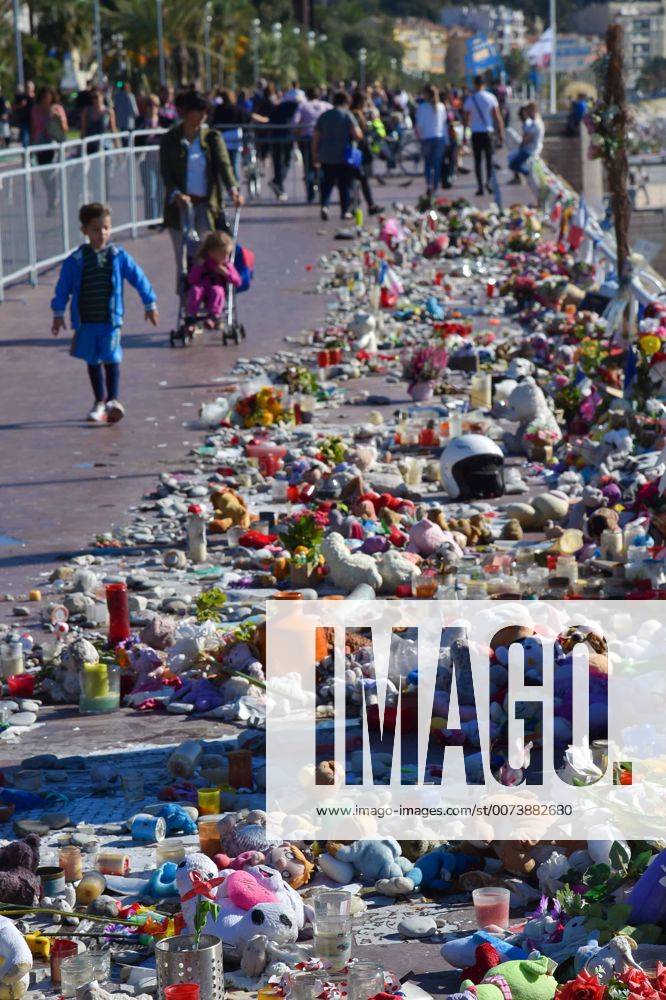 Themen der Woche Gedenken an die Opfer des Anschlags von Nizza - Attentat de Nice : journee d hommage national 3 mois apres l attentat qui avait coute la vie a 86 personnes, bougies et petits mots sur la Promenade des Anglais NEWS : Hommages aux victimes de l attentat du 14 Juillet - Nice - 15 10 2016 LionelUrman