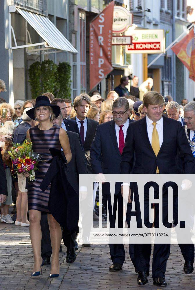 Utrecht Queen Maxima and King Willem-Alexander during the exhibition ‘’Mapping Australia’’ at the Aboriginal art museum ( AAMU) in Utrecht. The exhibition shows the historical VOC maps from the 17th and 18th century and contemporary works of Aboriginal artists. The royal couple will visit Australia and New Zealand late October and early November.