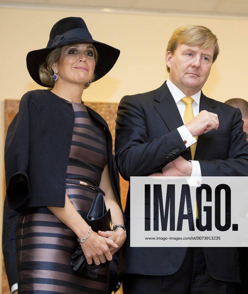 Utrecht Queen Maxima and King Willem-Alexander during the exhibition ‘’Mapping Australia’’ at the Aboriginal art museum ( AAMU) in Utrecht. The exhibition shows the historical VOC maps from the 17th and 18th century and contemporary works of Aboriginal artists. The royal couple will visit Australia and New Zealand late October and early November.