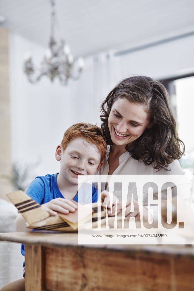 Mother and son with model airplanes model released Symbolfoto property released RORF00333