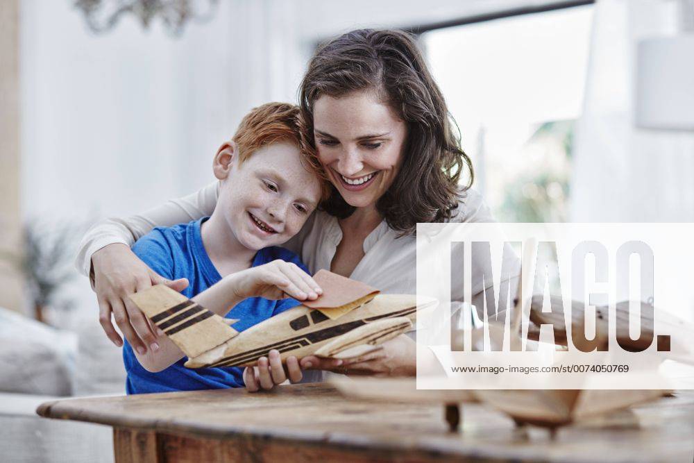Mother and son with model airplanes model released Symbolfoto property released RORF00332