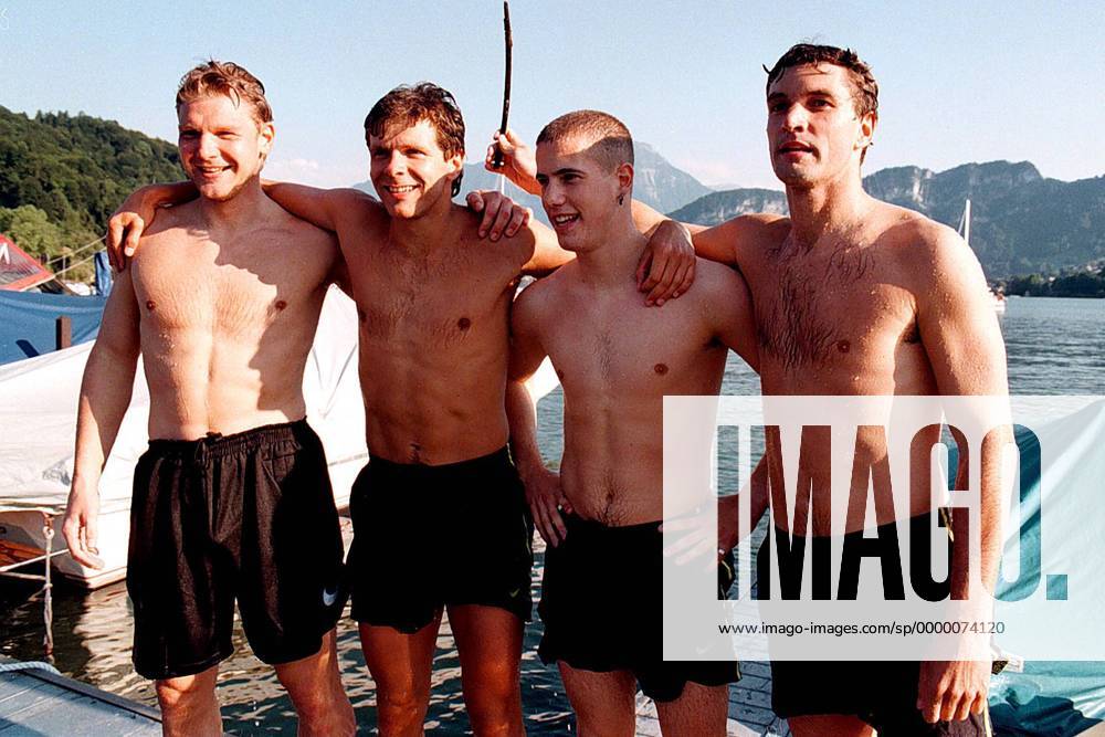 Dortmunds neue Schwimm-Staffel, v.l.: Torwart Wolfgang de Beer, Andreas Möller, Lars Ricken und Michael Zorc Fußball 1. BL Herren Saison 1996 1997: BVB Borussia Dortmund Totale Harmonie, Freude,