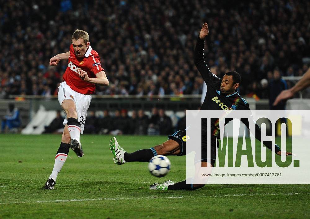 Football - Champions League Round of 16 First Leg - Olympique Marseille (blue) vs. Manchester United ManU (red) --- Darren Fletcher of Manchester United shoots past Edouard Cisse of Marseille at the Stade Velodrome, Marseille