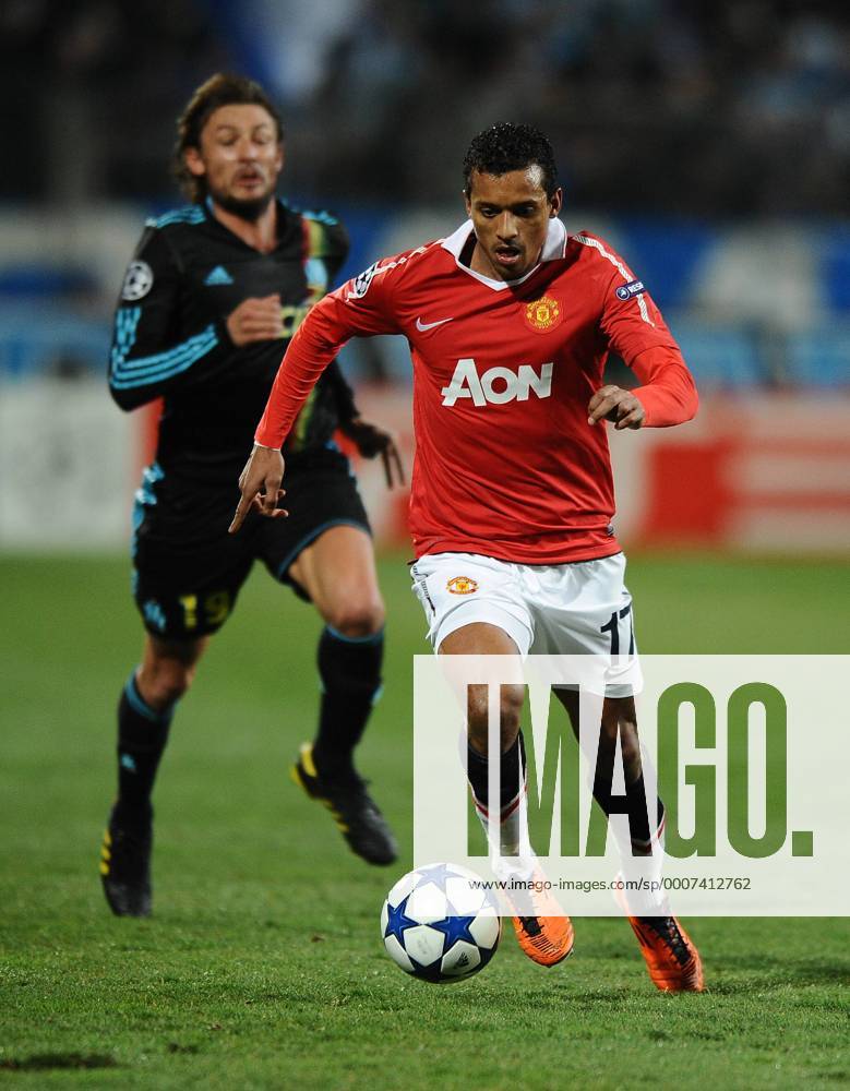 Football - Champions League Round of 16 First Leg - Olympique Marseille (blue) vs. Manchester United ManU (red) --- Nani of Manchester United is chased by Gabriel Heinze of Marseille at the Stade Velodrome, Marseille