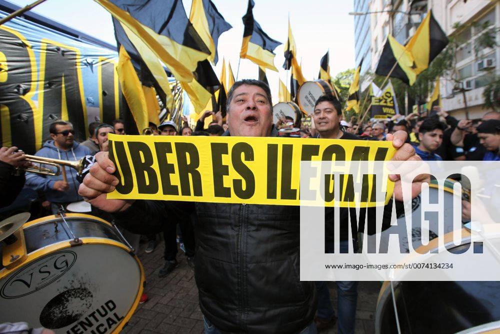 Buenos Aires, Buenos Aires, Argentina - Taxi drivers protest against Uber in Buenos Aires. They require the Justice outlawing the Uber system. Buenos Aires Argentina - ZUMAs180 20161028_zbp_s180_002