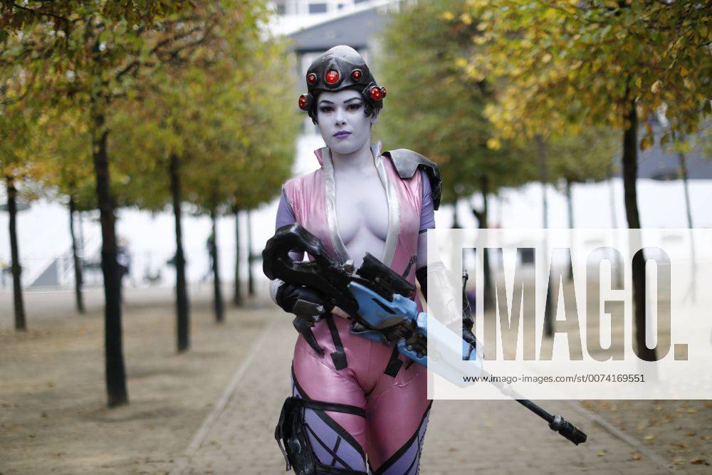 London, London, UK - London, UK. Cosplayers attend the MCM London Comic Con in ExCeL convention centre on Sunday, 30 October 2016. London UK - ZUMAl94_ 20161030_zaf_l94_036