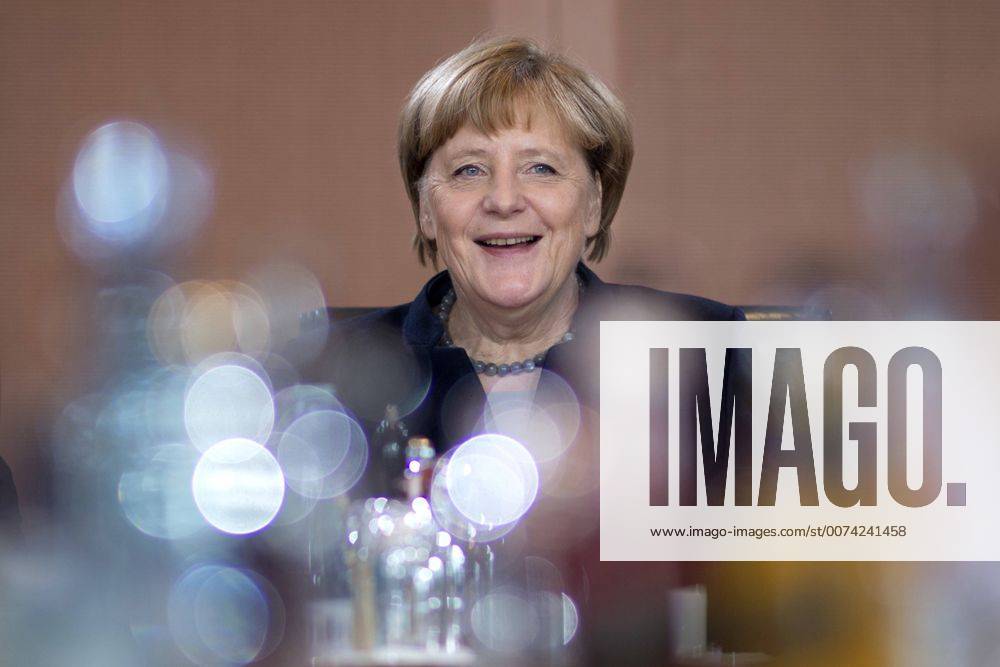 Angela Merkel, Kabinett DEU, Deutschland, Germany, Berlin, 02.11.2016 Angela Merkel, Bundeskanzlerin und Bundesvorsitzende der CDU, vor der Kabinettssitzung im Berliner Kanzleramt. Angela Merkel, Chancellor and leader of the CDU, during a cabinet meeting at the chancellor office in Berlin.