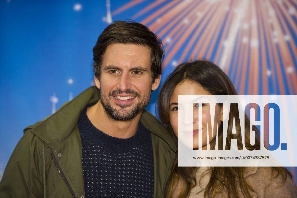 Tom BECK, Schauspieler, mit Freundin Chryssanthi KAVAZI, Portraet, Porträt, Portrait, angeschnittenes Einzelbild, Einzelmotiv, Disney on Ice , Show, Lanxess Arena, Koelnarena, 04.11.2016 in Koeln Deutschland.